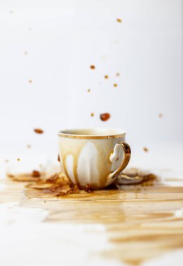 Beyaz bir arka tarafa kahve döktü. Beyaz bir sırt çantasına sade kahve.. 