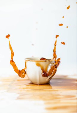 Beyaz bir arka tarafa kahve döktü. Beyaz bir sırt çantasına sade kahve.. 