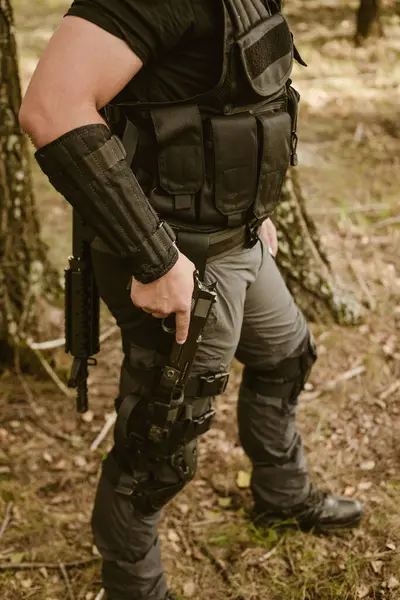Ormandaki yumuşak asker. Bir şey arayan asker. Genç adam..