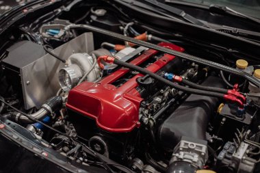 Motoru kapat. Yeni temizlenmiş motor. Parlak motor.