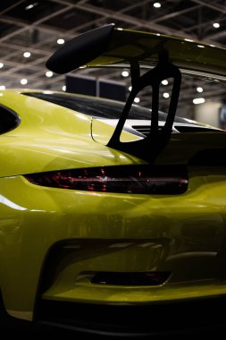 Yeşil bir arabanın arka lambası. Eşsiz kırmızı arka ışık. Lüks araba..