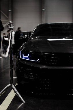 Farları kapatalım. Siyah bir arabanın yüksekliği. Mavi far..