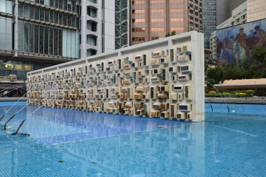 Hong Kong 'daki Heykel Meydanı' nda bir çeşme.