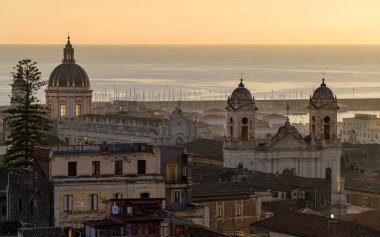 Saint Agath Katedrali 'nin Cupola' sı ve Akdeniz 'in önündeki Assisi Aziz Francis' in çan kuleleri, Catania City, Sicilya, İtalya 'daki Barok anıtları, gündoğumunda hava manzarası