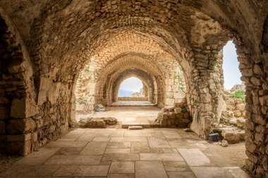 Smar Jbeil Haçlı Kalesi 'ndeki ana salon. Ortaçağ' dan kalma bir kale. Batroun, Lübnan, Ortadoğu yakınlarında.