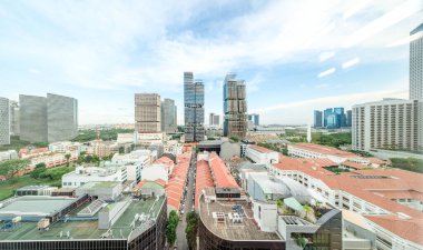 Singapur şehir merkezinde, Güneydoğu Asya 'da camları yansıtan lüks binalar ve gayrimenkul geliştirme alanıyla Bras Basah bölgesinin panoramik manzarası