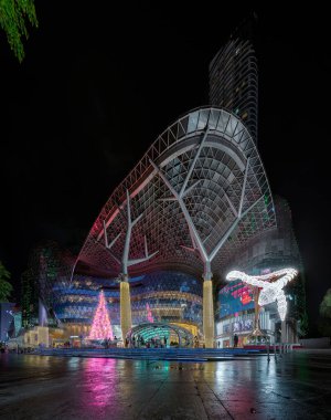 Singapur - 11 Aralık 2019: İon Orchard ultra modern alışveriş merkezinin etrafında toplanan kalabalık, ticari bölgelerdeki lüks marka dekorasyonlarıyla aydınlatılıyor, Noel tatilleri sırasında, Singapur