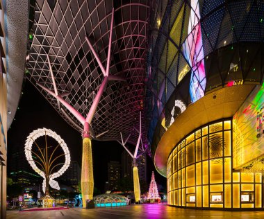 Singapur-11 Aralık 2019: İon Orchard alışveriş merkezi Noel kutlamaları sırasında, Orchard Road, Singapur 'da bir Bulgari kolye hafif yapısı ve Cartier kuyumcu butik dükkânı ile aydınlandı