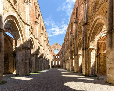 İtalya 'nın Toskana kentindeki Chiusdino köyünde terk edilmiş bir ortaçağ manastırı olan terk edilmiş San Galgano Abbey kilisesindeki merkez nave manzarası