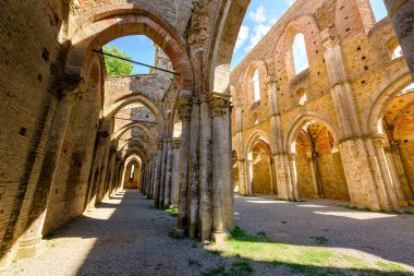San Galgano Manastırı 'nın ana binası. Orta Çağ' dan kalma bir manastır. Orta İtalya 'nın Toskana kırsal bir köyü olan Chiusdino' da inşa edilmiş.