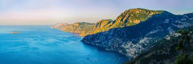 Amalfi Sahili 'nin panoramik manzarası, Positano sahil köyü ve plajı, dinlenme tekneleri bir körfeze demirlemiş ve İtalya' nın Kampüs kentindeki Tanrıların ünlü yürüyüş yolundan gelen manzaralı uçurumlar