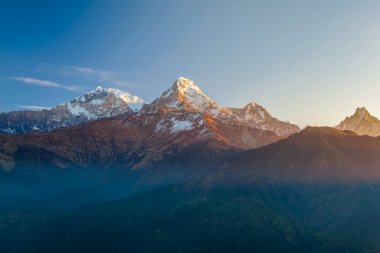 Annapurna sıradağlarındaki Machapuchare veya Machapuchare dağ zirvesi, Poon Hill patikasından Pokhara, Himalayalar, Nepal 'de görüldü.