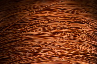 Büyük bir makarada bakır tel izi var..