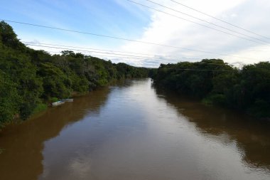 Campina do Monte Alegre, So Paulo, Brezilya 'daki SP-189 karayolunda kahverengi suları olan nehir..