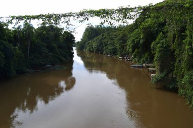 Campina do Monte Alegre, So Paulo, Brezilya 'daki SP-189 karayolunda kahverengi suları olan nehir..