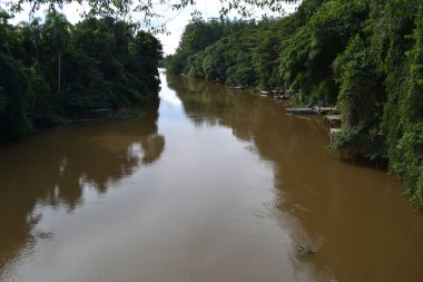 Campina do Monte Alegre, So Paulo, Brezilya 'daki SP-189 karayolunda kahverengi suları olan nehir..