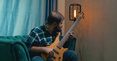 Bas gitar çalmaya adam