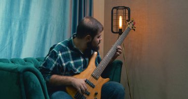 Bas gitar çalmaya adam