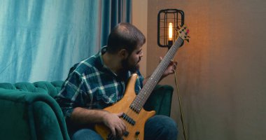 Bas gitar çalmaya adam