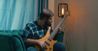 Bas gitar çalmaya adam