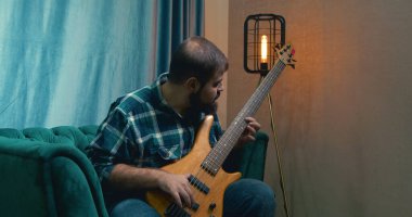 Bas gitar çalmaya adam