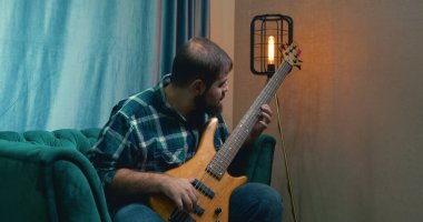 Bas gitar çalmaya adam