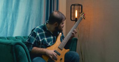 Bas gitar çalmaya adam