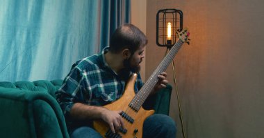 Bas gitar çalmaya adam