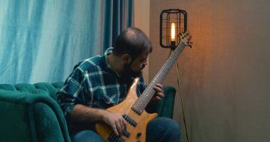 Bas gitar çalmaya adam