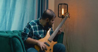 Bas gitar çalmaya adam