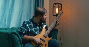 Bas gitar çalmaya adam