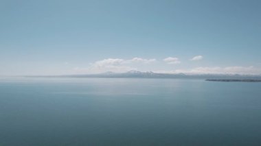 Kafkas Dağları 'ndaki Soğuk Göl. Karlı Dağlar Arasındaki Dalgalı Göl. Sevan, Ermenistan.