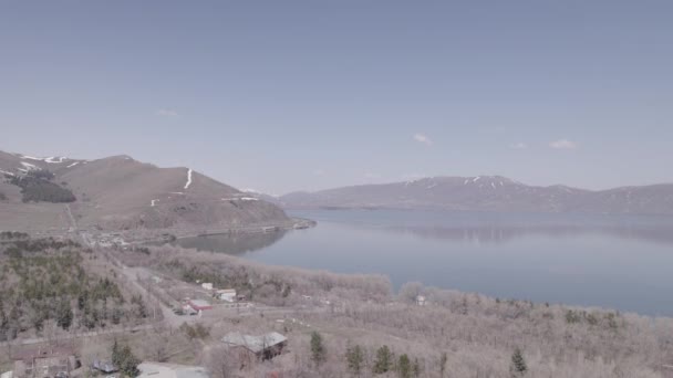 Kafkas Dağları Ndaki Soğuk Göl Karlı Dağlar Arasındaki Dalgalı Göl — Stok video