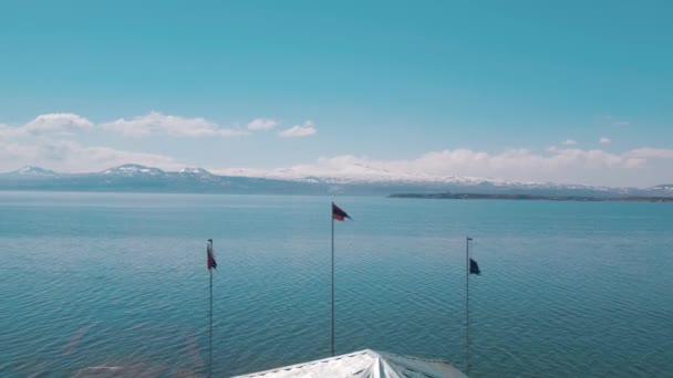 Kalla Sjön Kaukasiska Bergen Vågig Sjö Mellan Snöiga Berg Sevan — Stockvideo