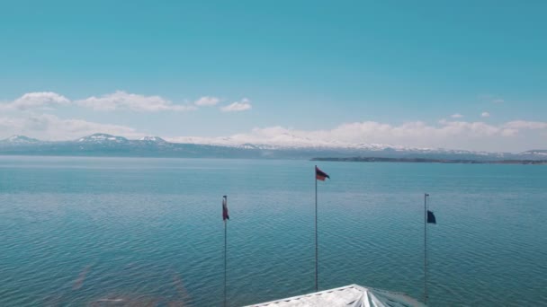 Kalla Sjön Kaukasiska Bergen Vågig Sjö Mellan Snöiga Berg Sevan — Stockvideo