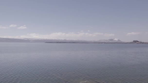 Studené Jezero Kavkazských Horách Vlnité Jezero Mezi Zasněženými Horami Sevan — Stock video