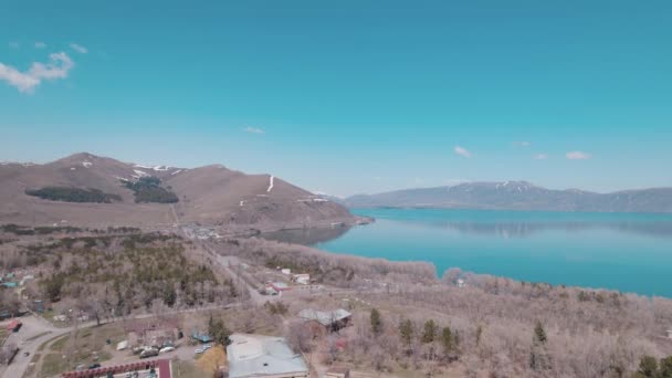 Холодное Озеро Кавказских Горах Волнистое Озеро Между Снежными Горами Севан — стоковое видео