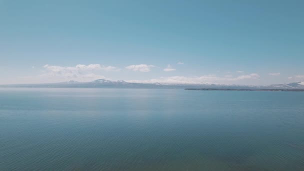 Lago Frio Nas Montanhas Caucasianas Lago Ondulado Entre Montanhas Nevadas — Vídeo de Stock