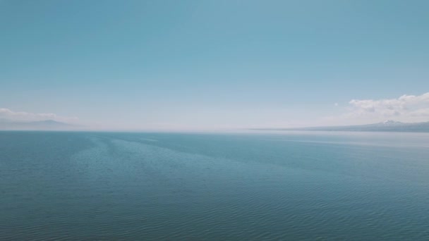 Холодное Озеро Кавказских Горах Волнистое Озеро Между Снежными Горами Севан — стоковое видео