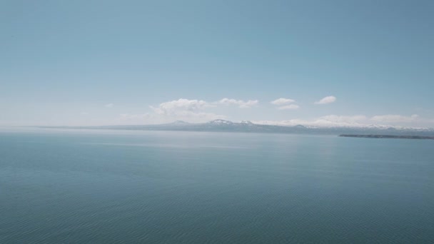 Холодне Озеро Кавказьких Горах Озеро Ваві Між Сніговими Горами Севан — стокове відео