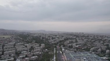 Avrasya 'da küçük bir şehir. Eski şehir. Hava görüntüsü. Hava Videosu. Eski Avrupa şehri. Eski binalar. Mimarlık. Kuşlar. Erivan, Ermenistan.