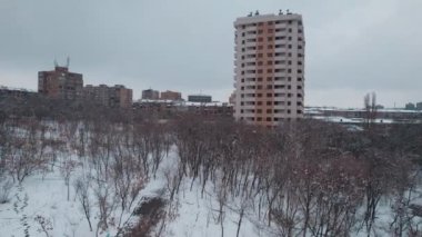 Avrasya 'da küçük bir şehir. Eski şehir. Hava görüntüsü. Hava Videosu. Eski Avrupa şehri. Eski binalar. Mimarlık. Kuşlar. Erivan, Ermenistan.