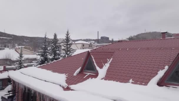 House Red Roof Red Roof Small Village Frozen Snowy Mountains — Stockvideo