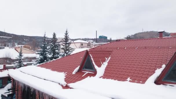 Kırmızı Çatılı Kırmızı Çatı Donmuş Karlı Dağlar Küçük Bir Köy — Stok video