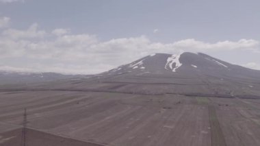 Volkan Krateri 'nde kar yağıyor.