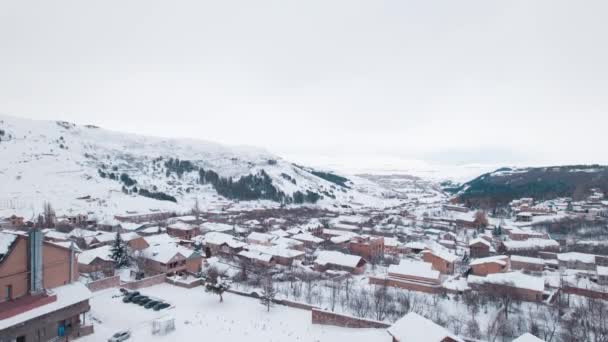 Donmuş Karlı Dağlar Küçük Bir Köy Şehir — Stok video