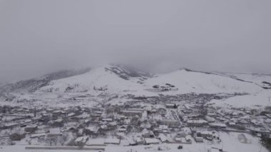 Avrupa 'daki Soğuk Karlı Dağlar. Karlı Dağlar. Kış. Ermenistan. Sevan, Ermenistan.