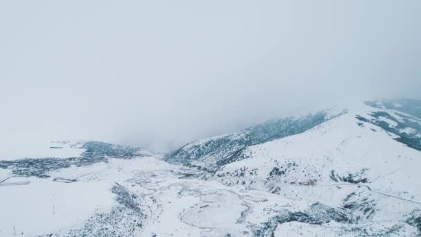 ヨーロッパの寒い雪の山 雪の山 アルメニア アルメニアのセワン — ストック動画