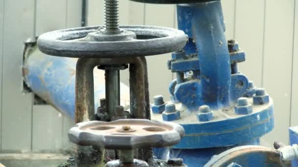 Alte Rostige Wasserleitung Anlage Zur Industriellen Reinigung Von Wasserdruckventilen — Stockvideo