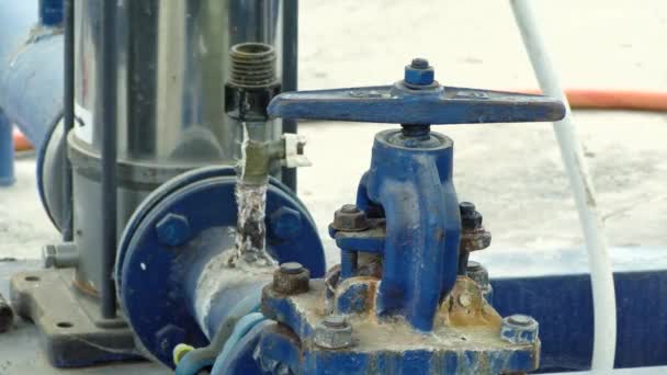 Oude Roestige Waterpijp Waterdrukklepstation Installatie Industriële Zuivering Apparatuur — Stockvideo